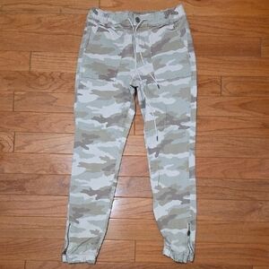 American Eagle Dessert Camo Size 8 Stretch Waist Zip Ankle